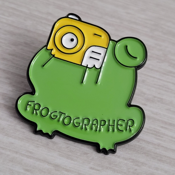 Frogtographer Frog With A Camera Enamel Pin - Picture 2 of 10